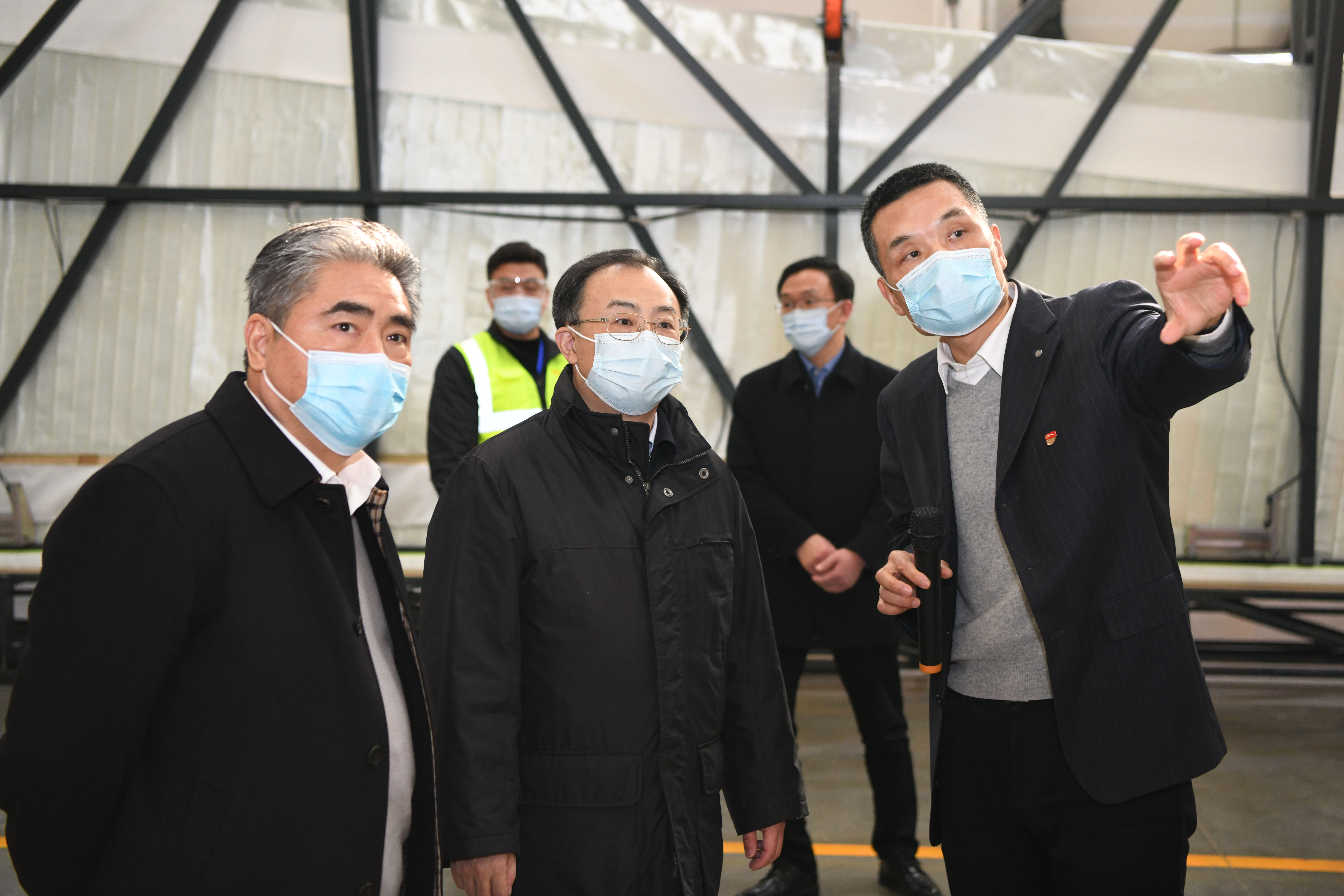 副本-江蘇省省長吳政隆調(diào)研中復(fù)連眾風機葉片項目.jpg
